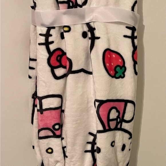Hello Kitty Strawberry Plush Throw Blanket NWT 50 x 70 - Picture 2 of 3
